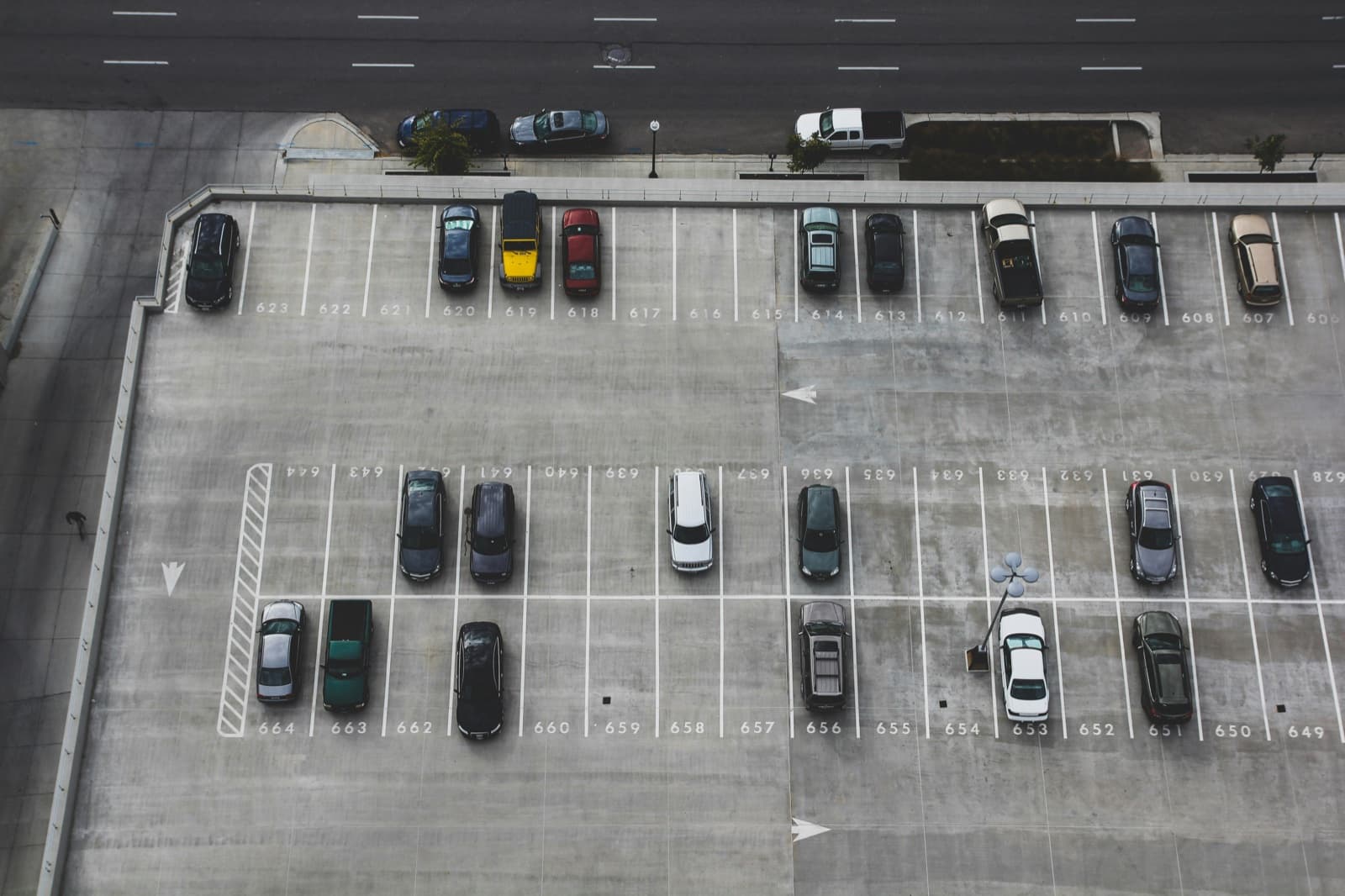Vista aérea de estacionamiento con cajones numerados — SpotMe